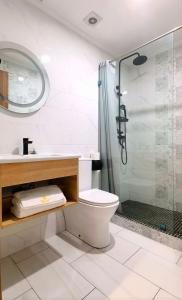 a bathroom with a shower and a toilet and a sink at orientalhotel东方酒店 in Casablanca