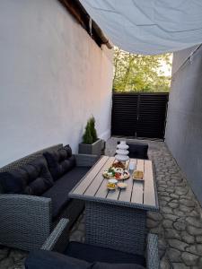 un patio con una mesa con comida. en Serbian House en Timisoara