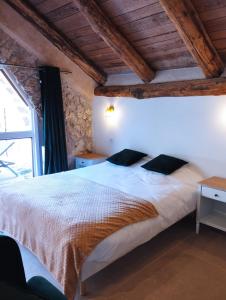 Postel nebo postele na pokoji v ubytování Domaine de Servières - le Studio