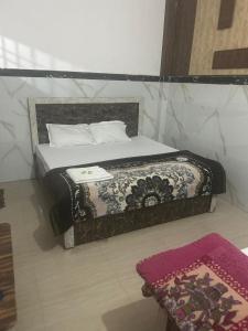 uma cama num quarto com uma cama sidx sidx em Gopesh Dham em Vrindavan