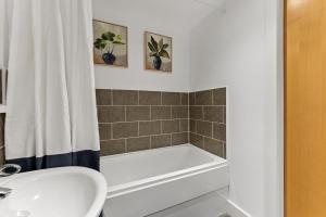 Executive Apartment -Sleeps 6 - Newly Refurbished في دوزبري: حمام مع حوض ومغسلة وحوض استحمام