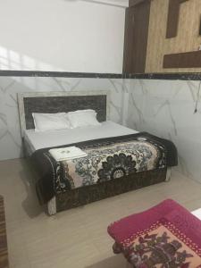 um quarto com uma cama e um tapete em Gopesh Dham em Vrindavan