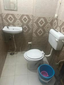 uma casa de banho com um WC e um lavatório em Gopesh Dham em Vrindavan