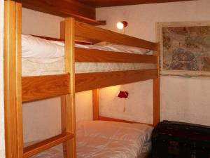 a bedroom with two bunk beds in a room at Appartement Les Orres, 2 pièces, 6 personnes - FR-1-322-203 in Les Orres