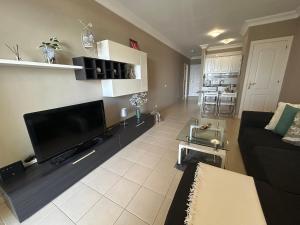 un salon avec un canapé et une télévision dans l'établissement Hermosa vista, à Puerto de la Cruz