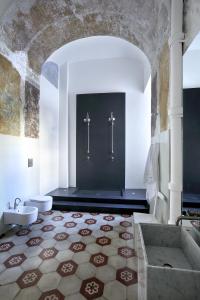 a bathroom with two sinks and two toilets at Capri Kronos GuestHouse in Anacapri