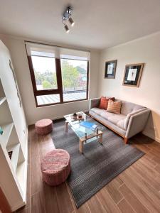 uma sala de estar com um sofá e uma mesa em 201/ Precioso apartamento 1D+1B Centro + Jumbo 5 min em Puerto Montt