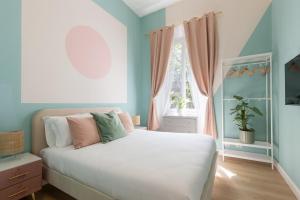 Un pat sau paturi într-o cameră la THE 38 HOME l Homkeey Luxury Apartment I Colosseum