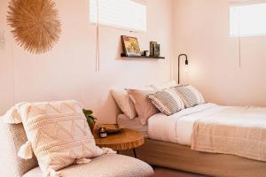 Postel nebo postele na pokoji v ubytování Garden Oasis