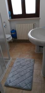 een badkamer met een wastafel, een bad en een toilet bij Arcobaleno in Pozzolengo