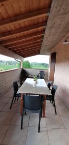 een witte tafel en stoelen op een patio bij Arcobaleno in Pozzolengo