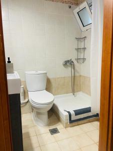 Bilik mandi di Adoms Rooms