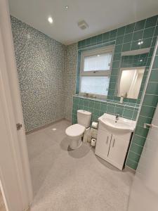 Ένα μπάνιο στο Slieve Apartment Suites +32 φωτογραφίες