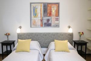 ein Schlafzimmer mit 2 Betten und einem Wandgemälde in der Unterkunft PadovaResidence Apartments - vista Piazza delle Erbe e Palazzo della Ragione in Padua