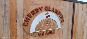 Sijil, anugerah, tanda atau dokumen lain yang dipamerkan di Glamping Beograd