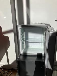 a microwave oven sitting on top of a desk at Chambre dans Hôtel Particulier 18e siècle Hyper Centre La Rochelle in La Rochelle