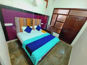 Hotel Vasudeva Palace Near Ram Janam Bhumi tesisinde bir odada yatak veya yataklar