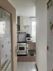 uma cozinha com um fogão e um micro-ondas em Maison privée près de stade de France em La Courneuve