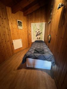 - une chambre avec un lit dans une pièce en bois dans l'établissement casa del sole, à Saint-Pierre