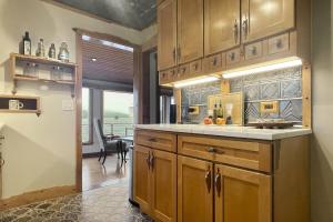 cocina con armarios de madera y comedor en Arrowhead, en Danbury