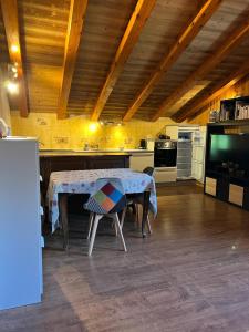 cocina con mesa y sillas en una habitación en casa del sole, en Saint-Pierre