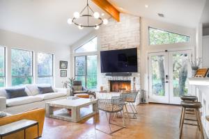 Televisyen dan/atau pusat hiburan di Shaded Getaway with BBQ and Fire Pit in Austin!