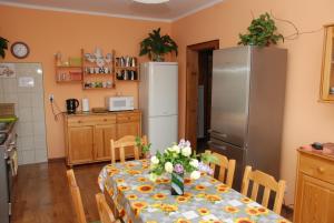 Il comprend une cuisine équipée d'une table et d'un réfrigérateur. dans l'établissement Noclegi nad Leśniówką, à Żarki