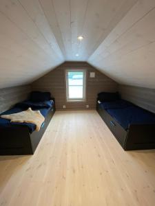 Habitación grande con 2 camas y ventana. en Nydelig hytte ved Voss Ski og Tursenter, en Giljane
