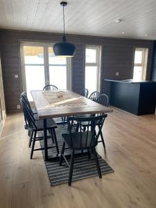 una sala da pranzo con tavolo e sedie in legno di Nydelig hytte ved Voss Ski og Tursenter a Giljane