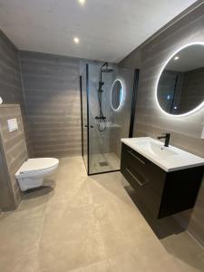 ein Bad mit einem WC, einem Waschbecken und einer Dusche in der Unterkunft Nydelig hytte ved Voss Ski og Tursenter in Giljane