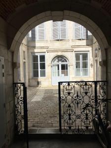 wejście do budynku z otwartą bramą w obiekcie Chambre dans Hôtel Particulier 18e siècle Hyper Centre La Rochelle w La Rochelle