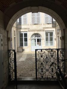 an entrance to a building with an open gate at Chambre dans Hôtel Particulier 18e siècle Hyper Centre La Rochelle in La Rochelle
