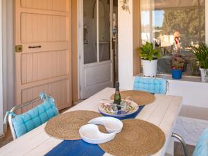 einen Tisch mit zwei Hüten und einer Flasche Wein in der Unterkunft Casa Rosella - Formentera Break in Sant Ferran de Ses Roques