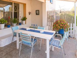 einen weißen Tisch und Stühle auf einer Terrasse in der Unterkunft Casa Rosella - Formentera Break in Sant Ferran de Ses Roques