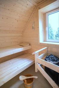 Ce chalet en bois comprend 2 lits superposés et une fenêtre. dans l'établissement Haus Dangaster Gezeiten, An der Rennweide 32, 120qm, à Varel