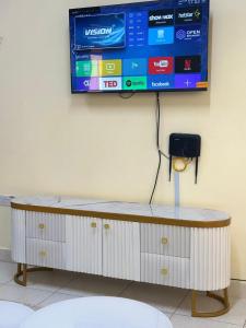 En tv och/eller ett underhållningssystem på Cherry home