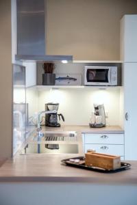 une cuisine avec un comptoir avec un micro-ondes dans l'établissement Haus Dangaster Gezeiten, An der Rennweide 32, 120qm, à Varel