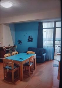 een woonkamer met een tafel en een bank bij VistaMare &smeralda in Formia