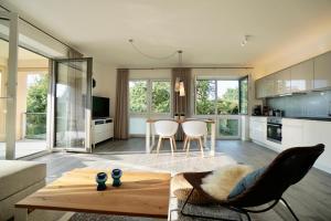 ダンガストにあるApartment Nordbudje, Am Alten Deich 14 8のテーブルと椅子のあるキッチンとリビングルーム