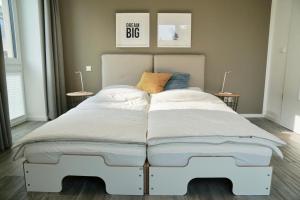 ダンガストにあるApartment Nordbudje, Am Alten Deich 14 8の大型ベッド1台(テーブル2台付)