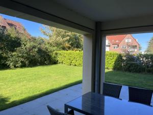 ダンガストにあるApartment "Watt4U", Am Alten Deich 14 4のパティオ(テーブル、椅子付)の景色を望めます。