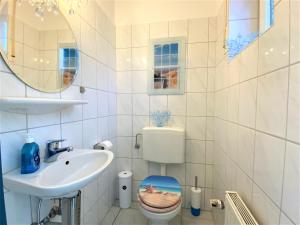 ein Badezimmer mit Toilette und Waschbecken in der Unterkunft Haus Waldesblick An der Rennweide 26a 75 qm in Dangast + 14 Fotos