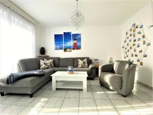 Ein Sitzbereich in der Unterkunft Haus Waldesblick An der Rennweide 26a 75 qm