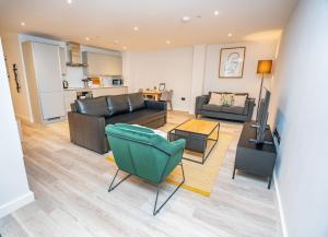 a living room with a couch and a table at Smart Central Birmingham 2 Bedroom Apartment in Birmingham