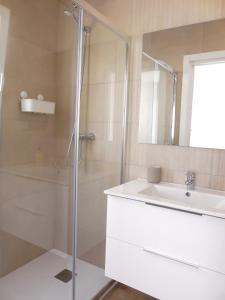 W łazience znajduje się prysznic i umywalka. w obiekcie Benicasim Village w mieście Benicàssim