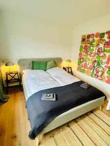 Schlafzimmer mit einem Bett mit Wandgemälde in der Unterkunft FeelsLikeHome - Reihenhaus zwischen Hamburg und Heide mit Garten&Garage in Neu Wulmstorf