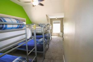 pokój z łóżkiem piętrowym w obiekcie Hummingbird Hideaway w mieście Branson