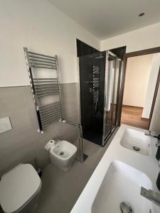 La salle de bains est pourvue de toilettes, d'une douche et d'un lavabo. dans l'établissement Casa Marygiò2, à Vivajo