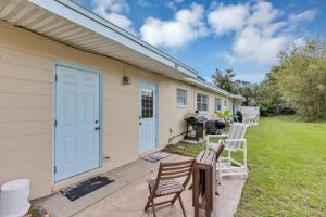 un cortile con due sedie a dondolo e una casa di *Ocean Oasis: Beach Extras & Bikes & Surfboards* a Cocoa Beach
