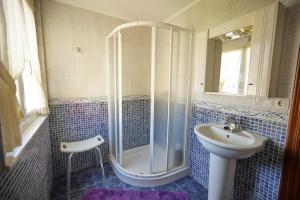 a bathroom with a shower and a sink at Casa con jardín al lado de la playa in Viveiro +3 photos